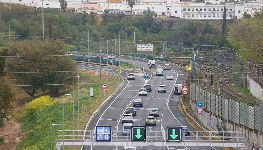 Autopista con tráfico, señalización de dirección y carriles. El **vado significado** es claro: seguir adelante.