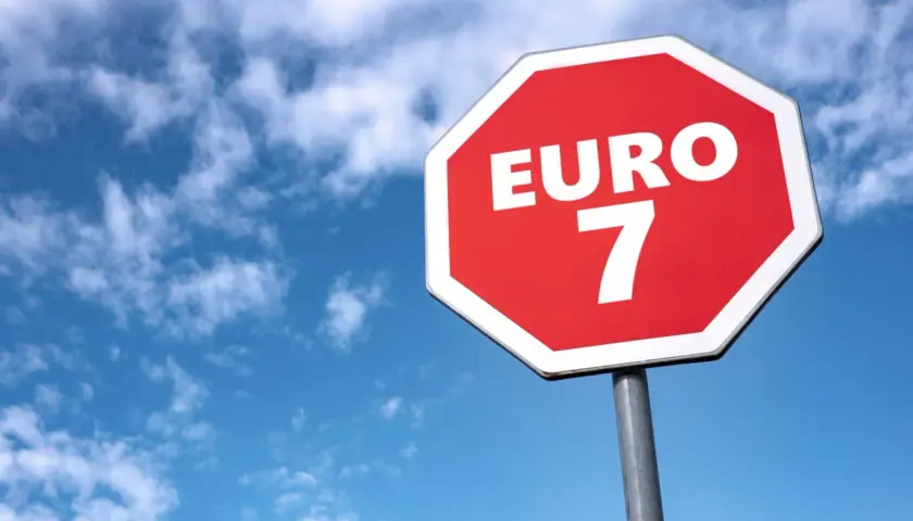 Señal octogonal roja con "EURO 7" en blanco, contra un cielo azul con nubes.