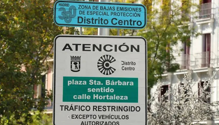 Señal de tráfico en Madrid que indica "Zona de Bajas Emisiones de Especial Protección Distrito Centro". Tráfico restringido, excepto vehículos autorizados.