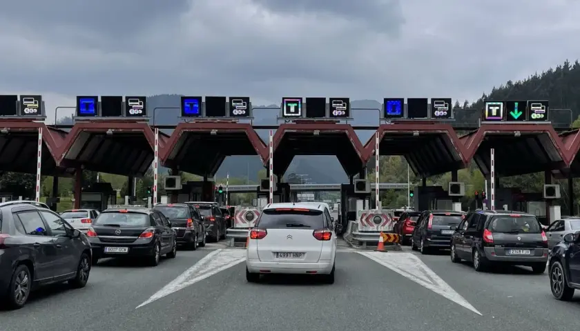Tráfico en una autopista de peaje, con coches esperando para pasar. ¡Ojalá la autopista Pamplona Zaragoza gratis fuera una realidad!