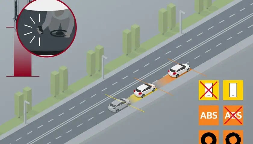 Coches en carretera manteniendo la distancia de seguridad. Un conductor mira su móvil, lo que puede ser peligroso.