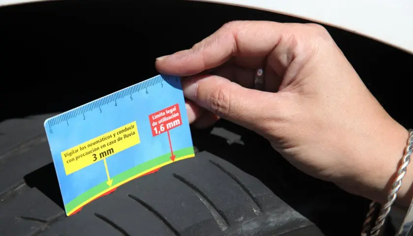 Medidor muestra los surcos neumáticos a 3 mm, cerca del límite legal de 1,6 mm.
