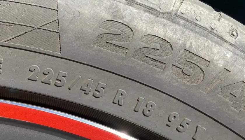 Neumático 225/45 R 18 95V. Cuidado al montar neumáticos con un código de velocidad distinto, podría afectar la seguridad.