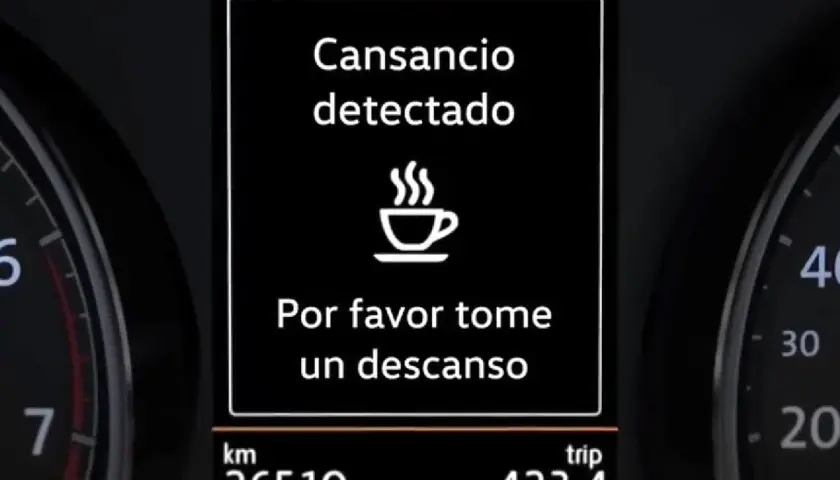 El sistema ADAS de detección de fatiga, al mostrar "Cansancio detectado" y una taza de café, te recuerda tomar un descanso para tu seguridad.