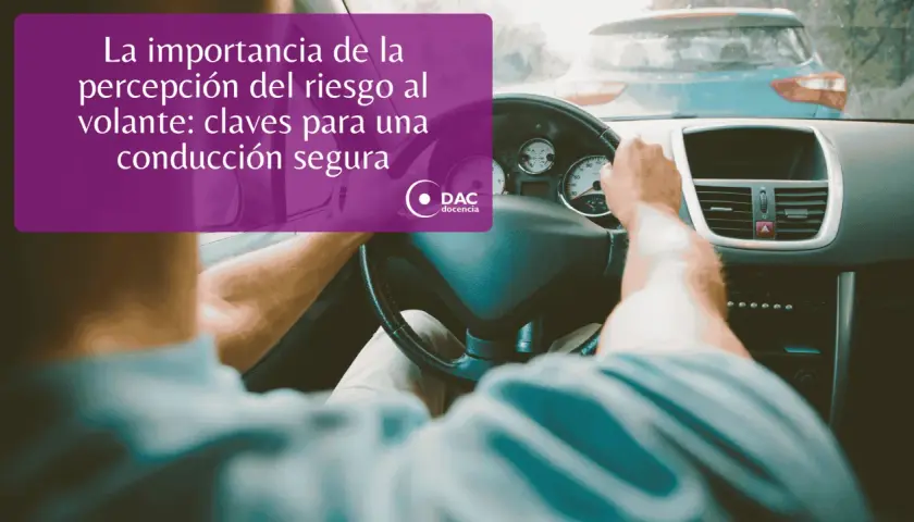 Persona al volante, observando el tráfico. El texto resalta la importancia de la percepción del riesgo y los factores de riesgo en la conducción para una seguridad vial.