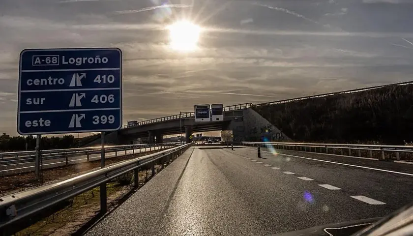 Señal de tráfico en la A-68 indicando Logroño. El sol brilla sobre la autopista, invitando a un viaje vía La Rioja.