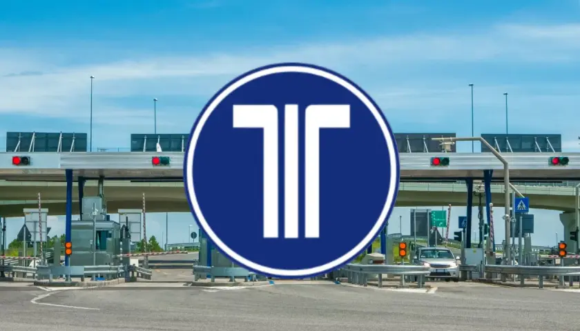 Peaje con señal azul y blanca de "T". Un coche se acerca a pagar con su tarjeta peajes.