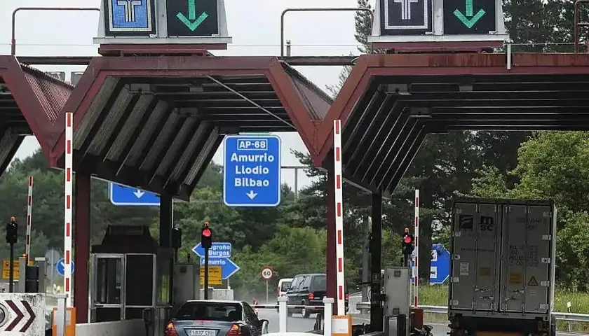 Peaje AP-68, con señalización hacia Amurrio, Llodio y Bilbao. Un coche y un camión pasan por el peaje donostia bilbao.