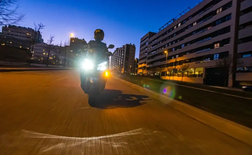 Conducir de noche sin deslumbrar - Guía práctica para tu seguridad