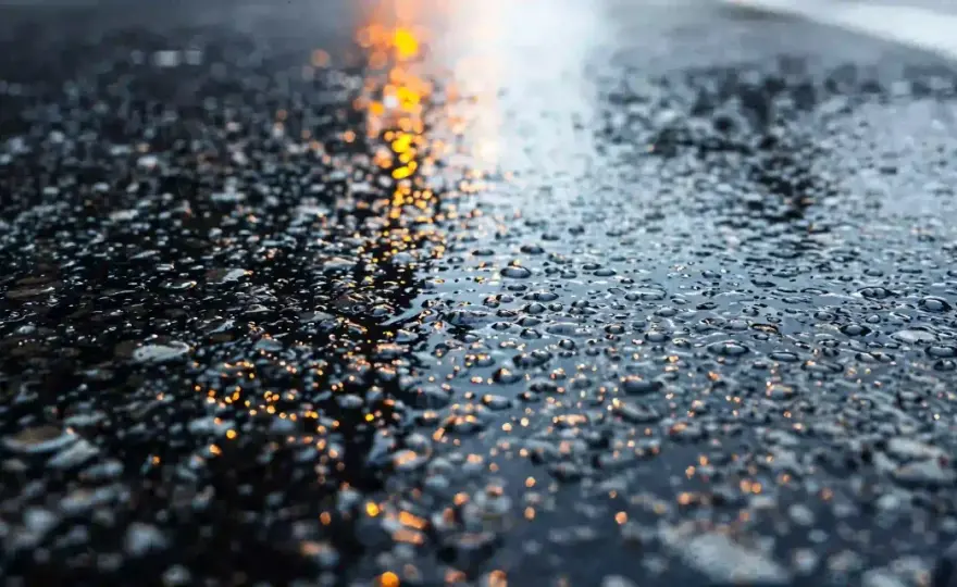 Carretera Mojada - Conduce Seguro y Evita Aquaplaning