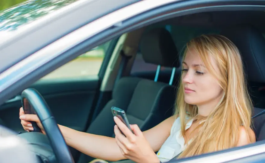Evitar distracciones al volante - Guía para conducir seguro