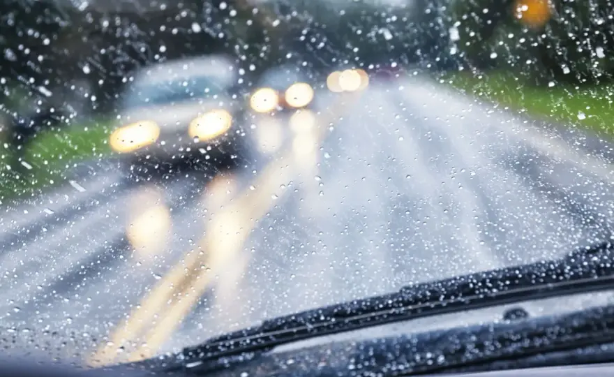 Lluvia torrencial al volante - Cómo conducir seguro y evitar el pánico