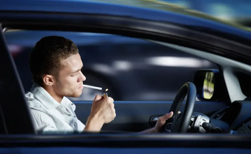 Fumar al volante en España - ¿Multa o distracción?