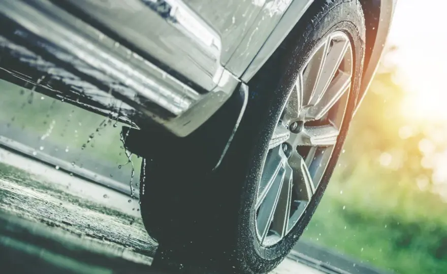 Pérdida de adherencia del coche - Cómo reaccionar y prevenir