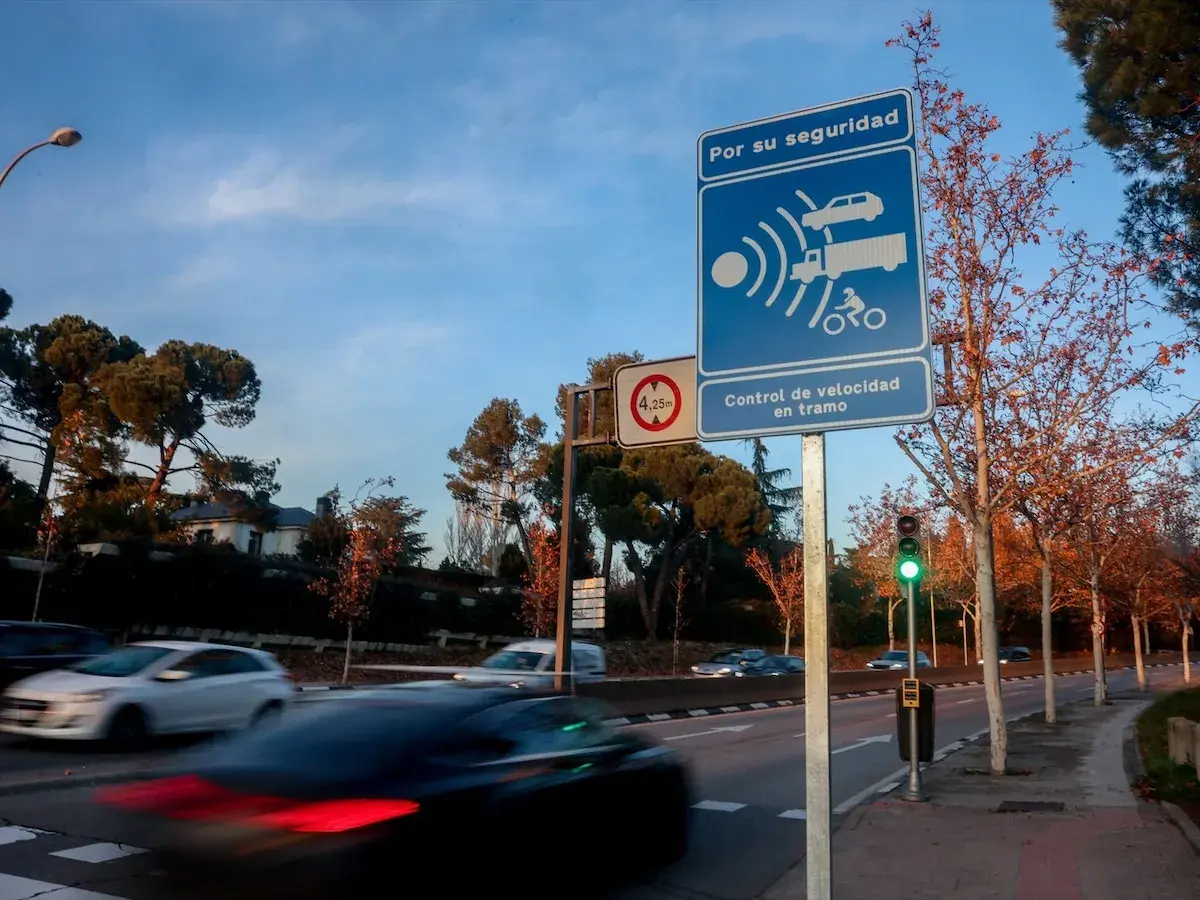 Señal de control de velocidad en tramo. ¡Cuidado! Ir a 60 en zona de 50 puede suponer una multa.