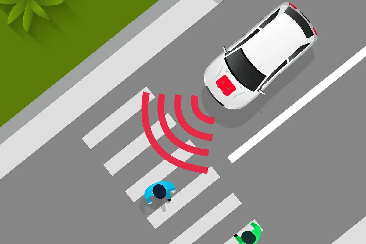 Coche eléctrico blanco se acerca a un paso de peatones. El sonido de los coches eléctricos es casi inaudible, pero las ondas rojas indican su presencia.