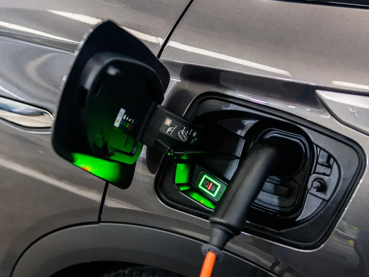 Cargando un coche eléctrico. Averigua cuanto cuesta recargar un coche eléctrico en una gasolinera.