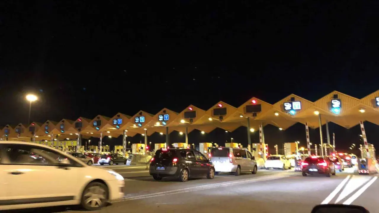 Noche en los peajes de Barcelona. Coches en fila esperando para pagar.