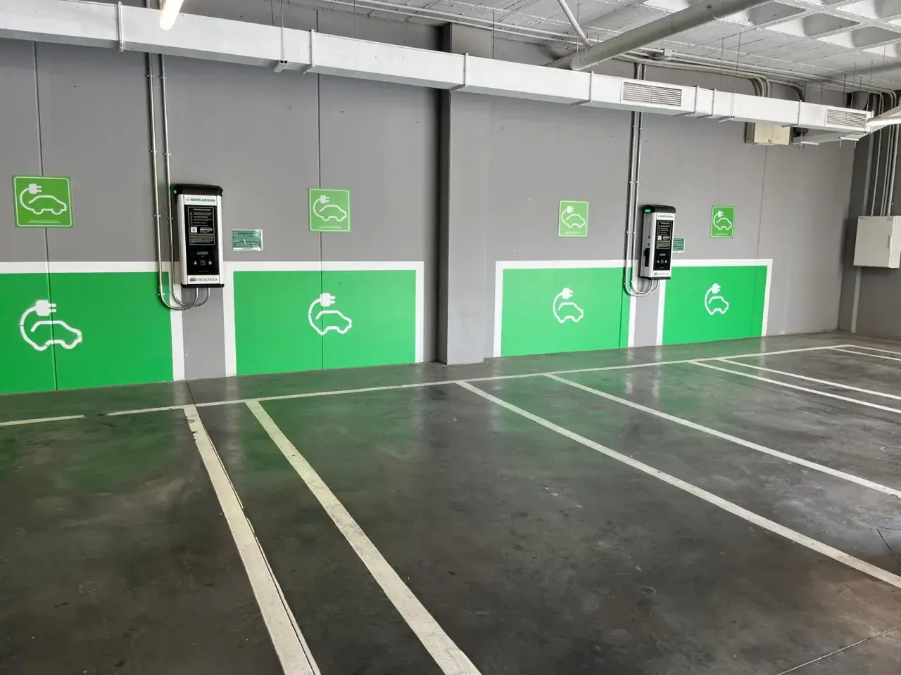 Estacionamiento con puntos de carga para coches eléctricos. Averigua cuanto cuesta cargar un coche eléctrico en Mercadona.