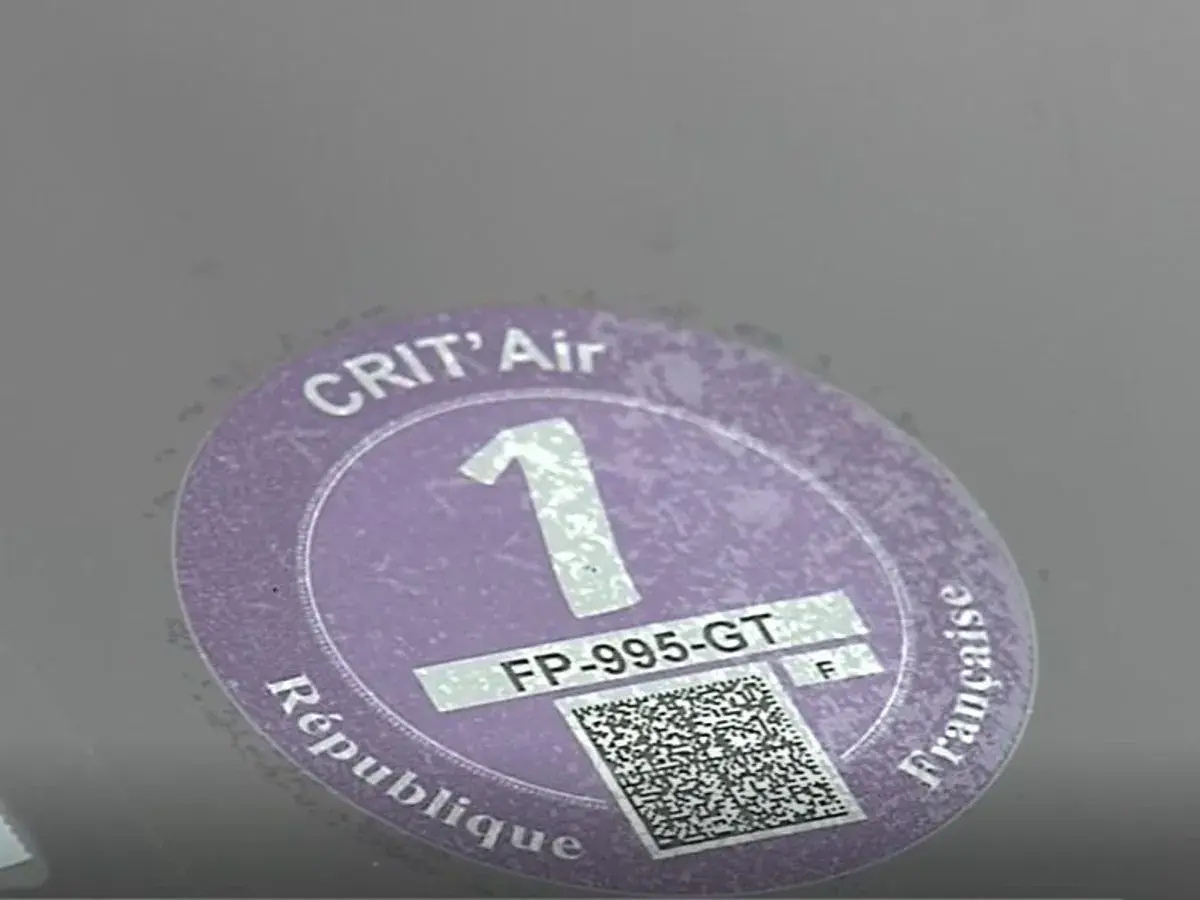 Pegatina CRIT'Air 1 morada, con número de registro FP-995-GT y código QR. Indica baja contaminación.