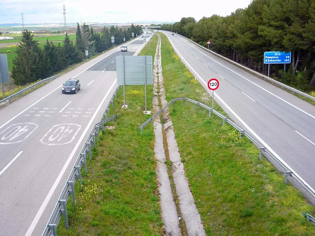 Autopista AP-15 con señal de 120 km/h. El precio de este viaje es de 15 euros.