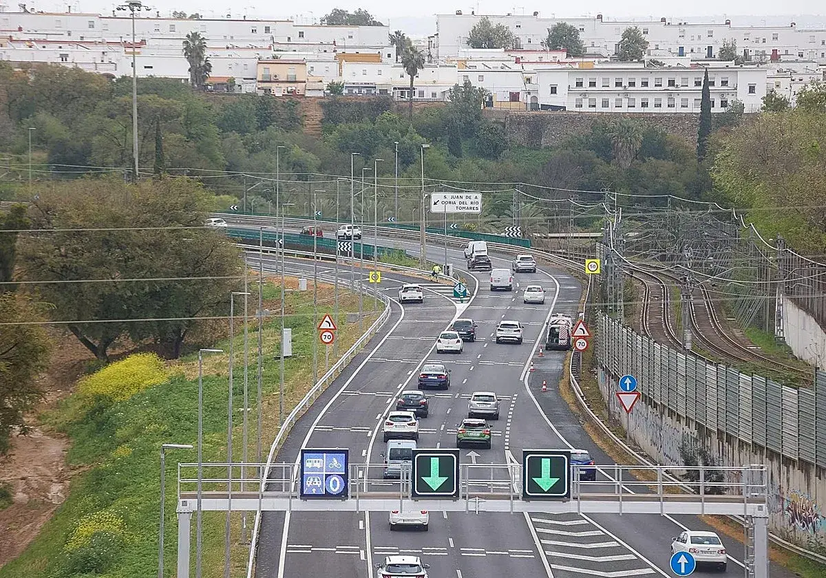 Autopista con tráfico, señalización de dirección y carriles. El **vado significado** es claro: seguir adelante.