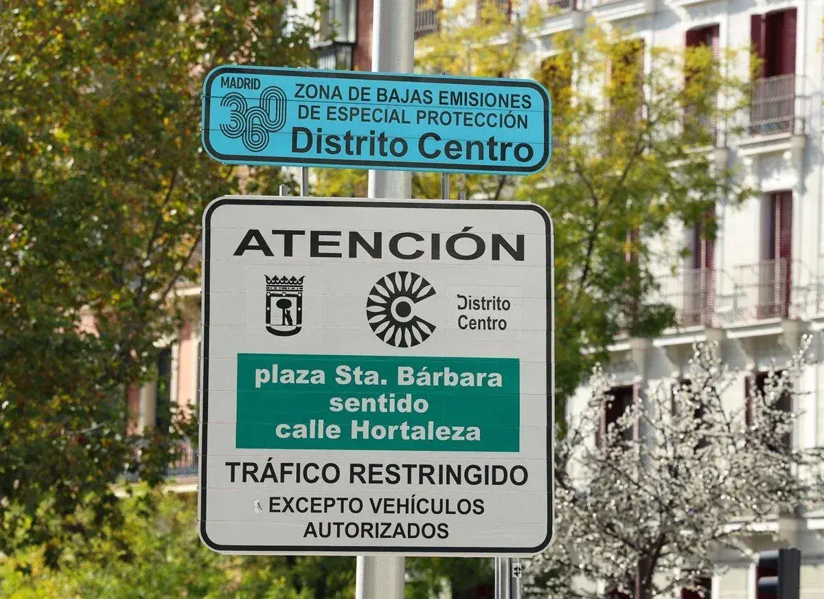 Señal de tráfico en Madrid que indica "Zona de Bajas Emisiones de Especial Protección Distrito Centro". Tráfico restringido, excepto vehículos autorizados.