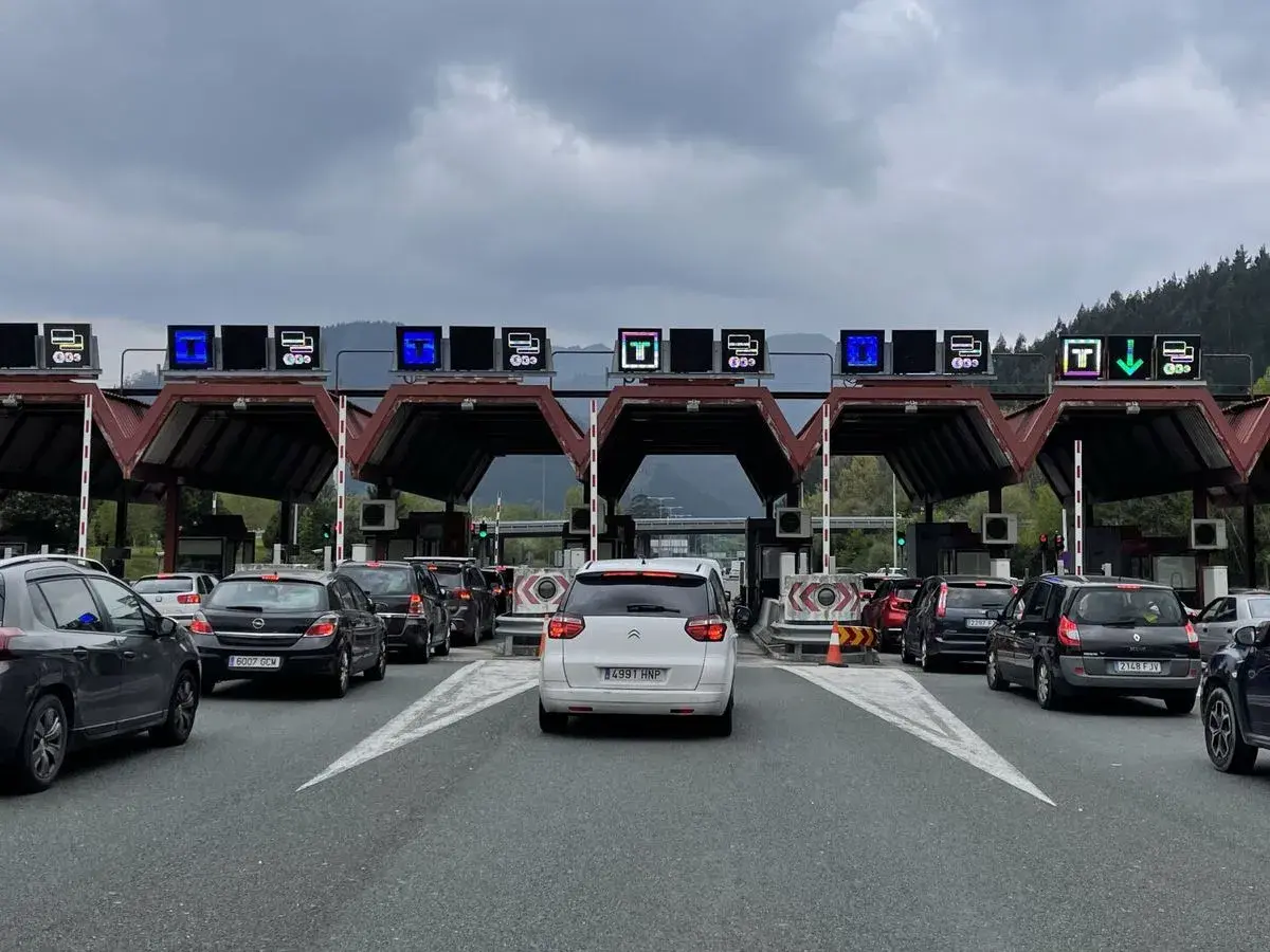 Tráfico en una autopista de peaje, con coches esperando para pasar. ¡Ojalá la autopista Pamplona Zaragoza gratis fuera una realidad!