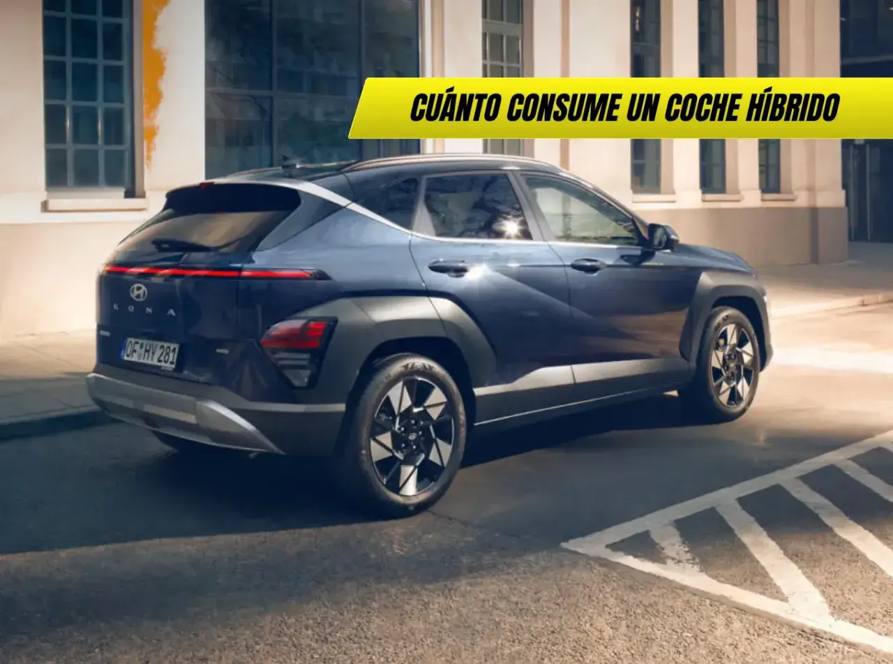 Un coche híbrido azul aparcado en la calle. El texto sobre la imagen pregunta: "Cuánto consume un coche híbrido", sugiriendo una discusión sobre la eficiencia de combustible.