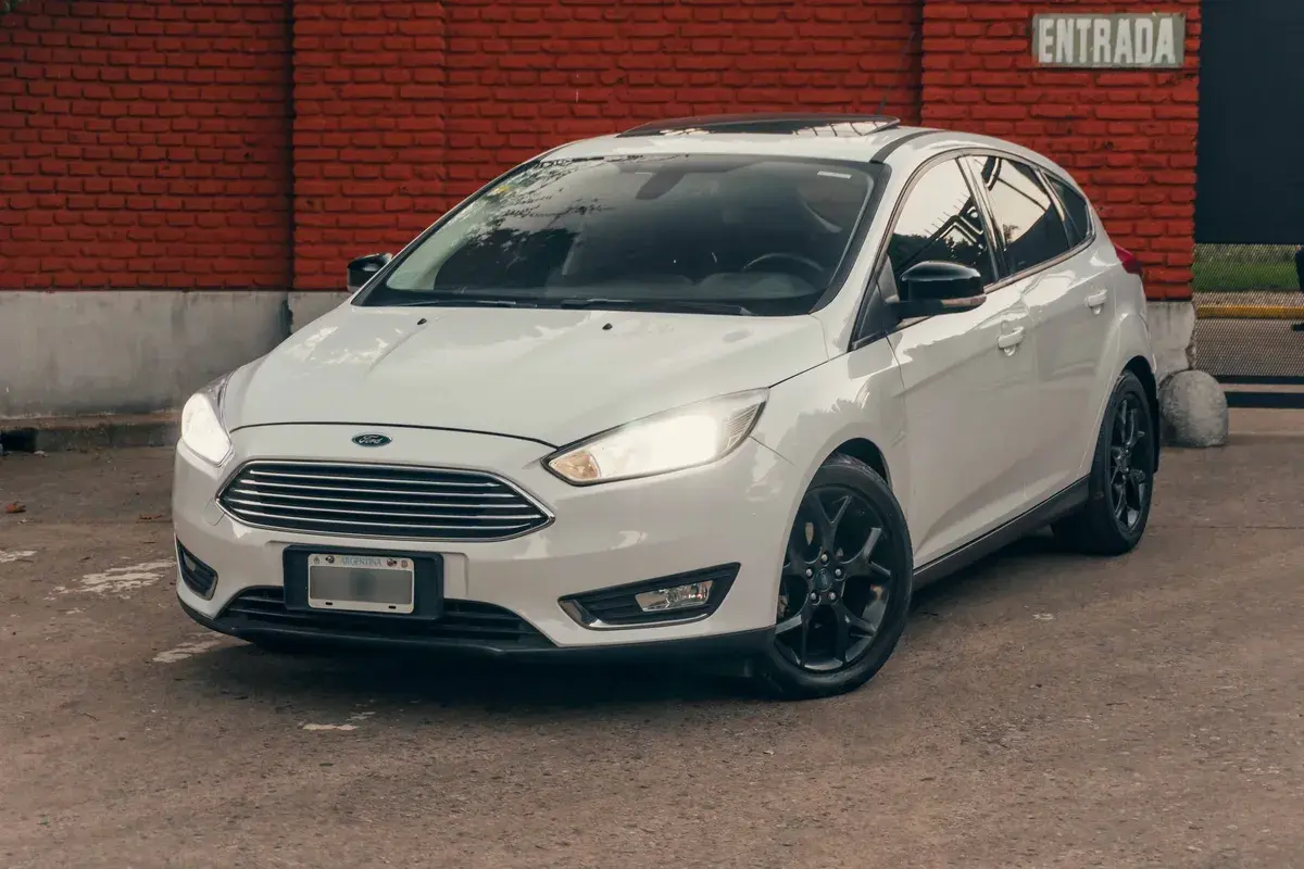 Ford Focus blanco con llantas negras, listo para rodar. La presión de los neumáticos es clave para un viaje seguro.