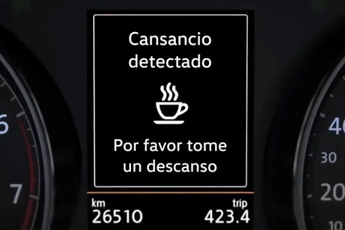 El sistema ADAS de detección de fatiga, al mostrar "Cansancio detectado" y una taza de café, te recuerda tomar un descanso para tu seguridad.