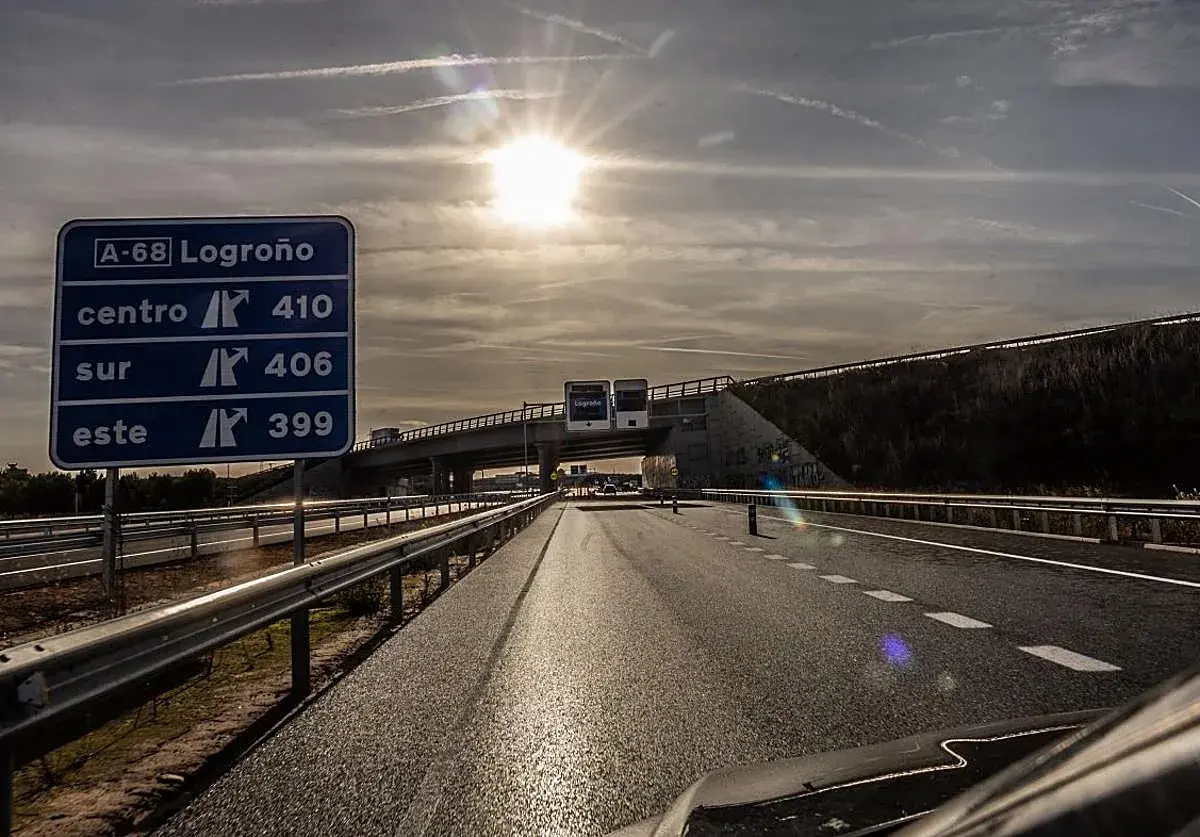 Señal de tráfico en la A-68 indicando Logroño. El sol brilla sobre la autopista, invitando a un viaje vía La Rioja.