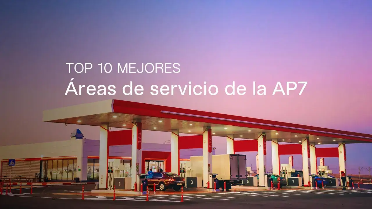 Las mejores &aacute;reas de servicio de la AP7, con surtidores y veh&iacute;culos bajo un cielo crepuscular.