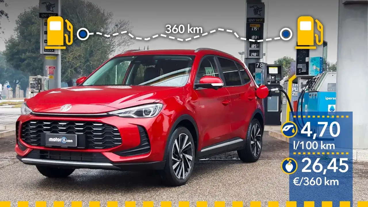 Coche rojo en gasolinera. Muestra el consumo de gasolina por kilómetro: 4,70 l/100 km y 26,45 €/360 km.