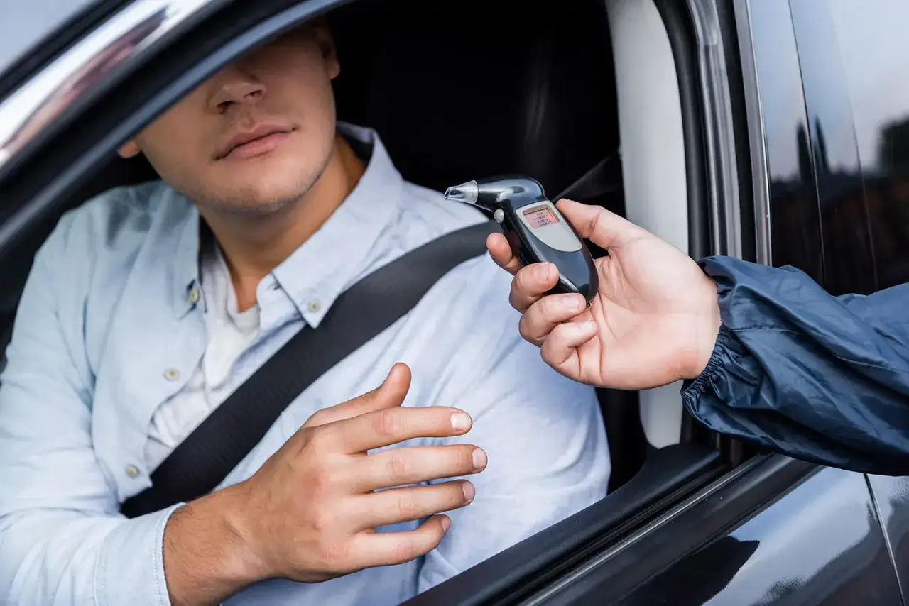 Control de alcoholemia a conductor. El alcohol es uno de los principales factores de riesgo en la conducción.