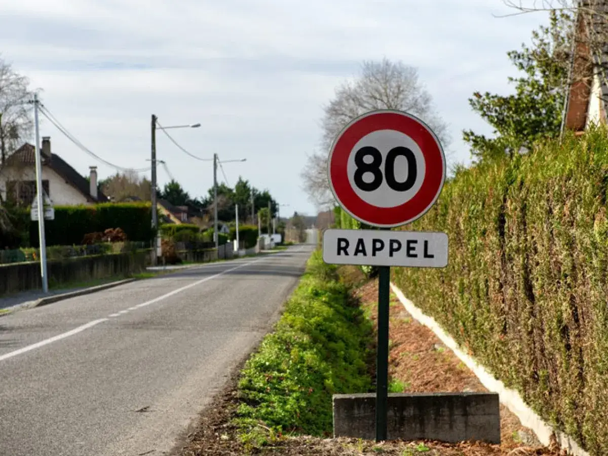 Señal de tráfico en Francia que recuerda el límite de velocidad de 80 km/h.