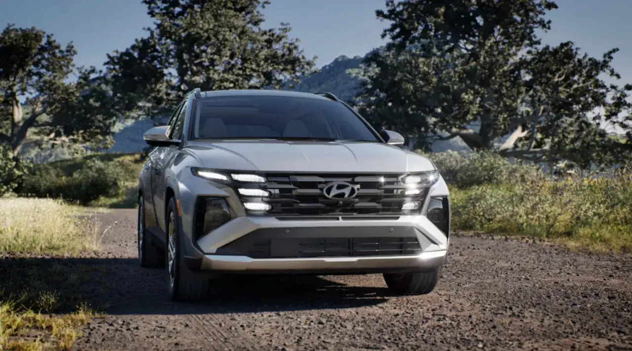 Un SUV plateado, ideal para explorar caminos rurales, representa la nueva era de los coches eléctricos o híbridos.