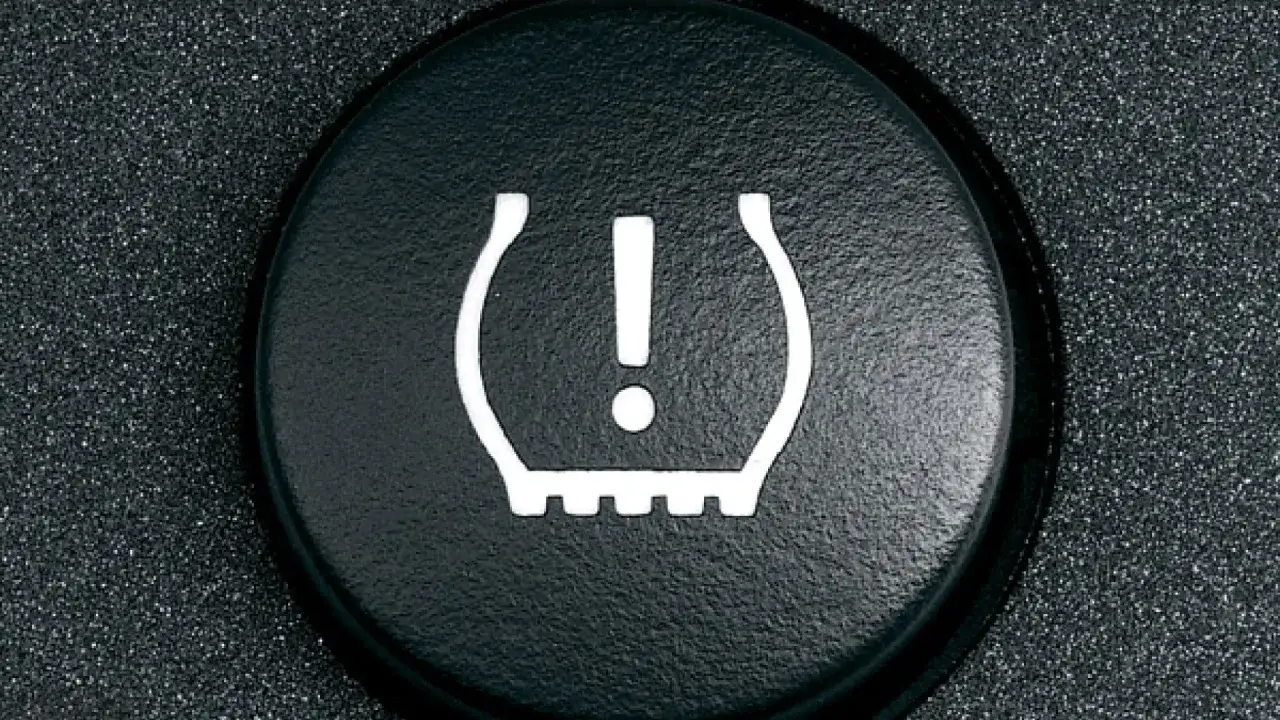 Icono de chivato de neum&aacute;ticos con signo de exclamaci&oacute;n. Indica baja presi&oacute;n o un problema.