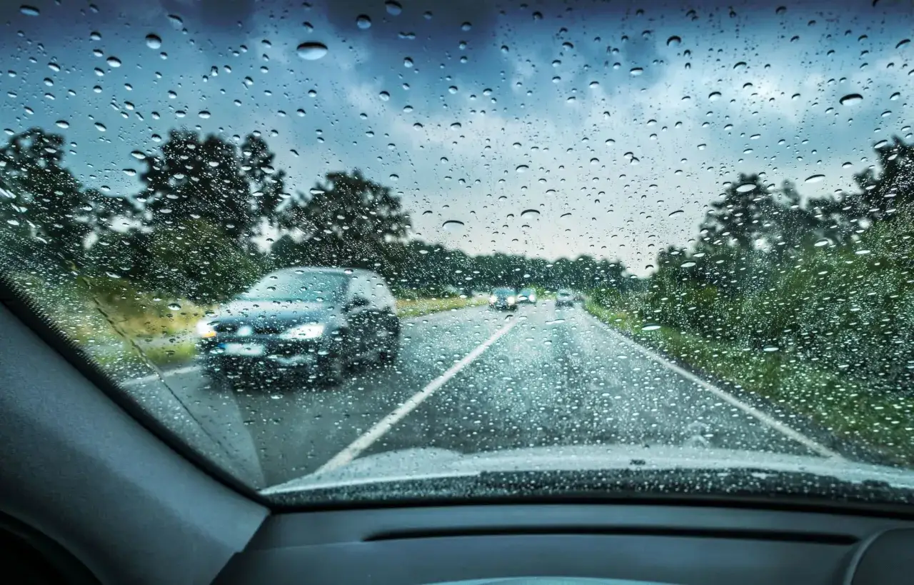 Si conduciendo le sorprende una lluvia torrencial, el parabrisas se llena de gotas. La carretera se ve mojada y otros coches circulan con precauci&oacute;n.