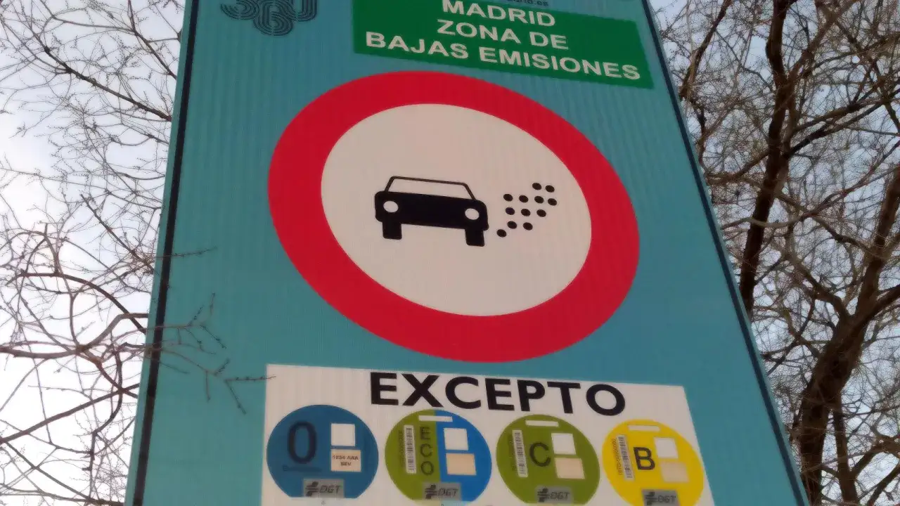 Se&ntilde;al de tr&aacute;fico en Madrid que indica 