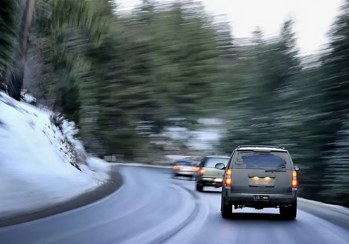 Veh&iacute;culos circulando en una carretera nevada y resbaladiza. Consejos para saber como conducir con hielo.