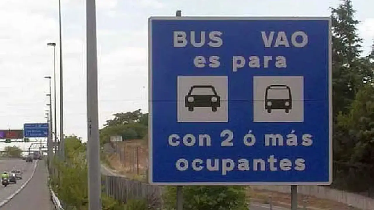 Señal de carril Vao: BUS es para coches con 2 o más ocupantes y autobuses.