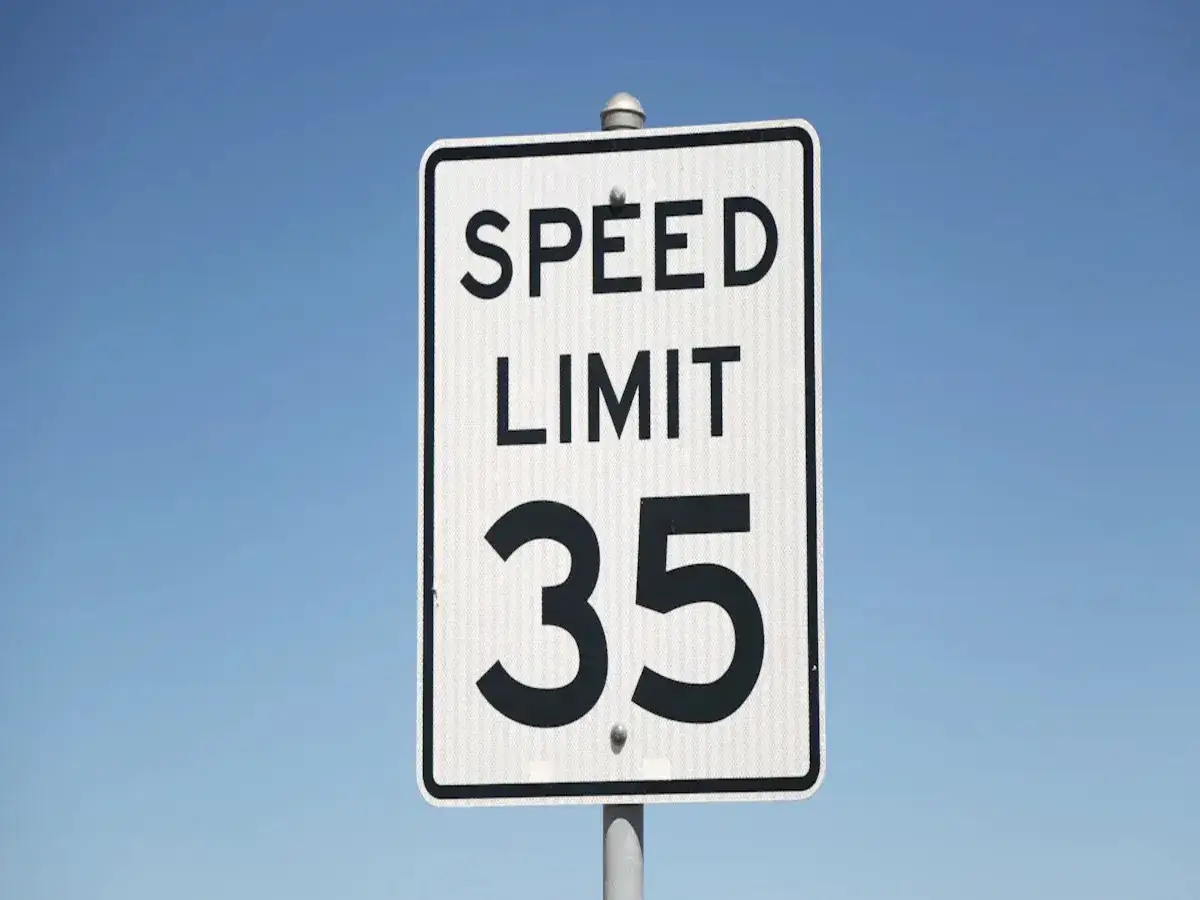 Se&ntilde;al de l&iacute;mite de velocidad en Estados Unidos, indicando 35 mph. Un recordatorio para conducir con precauci&oacute;n.