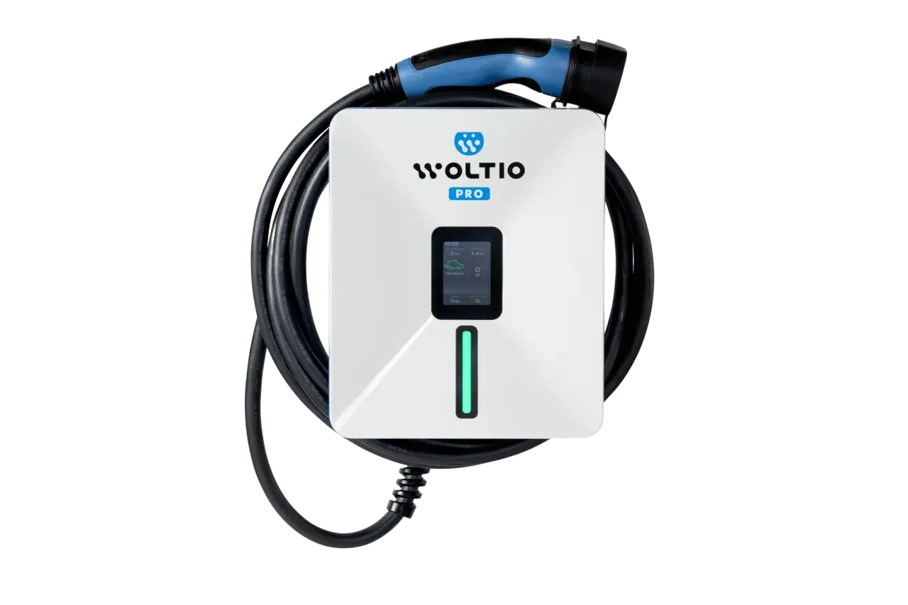 Cargador Woltio Pro para coche eléctrico. La pantalla muestra