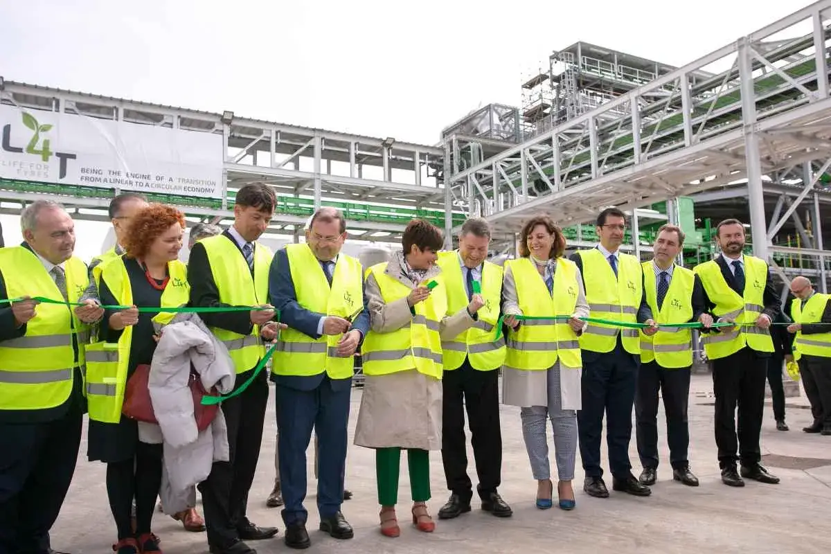 Inauguraci&oacute;n de planta para el reciclaje de neum&aacute;ticos, con autoridades cortando la cinta.