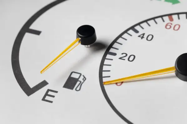 Indicador de gasolina casi vacío, mostrando la preocupación por la gasolina por kilómetro.