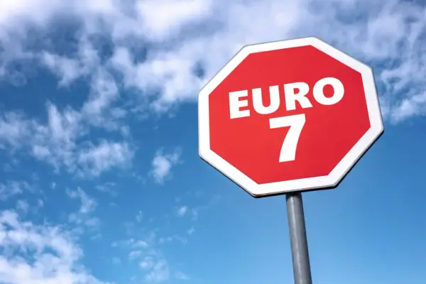 Señal octogonal roja con "EURO 7" en blanco, contra un cielo azul con nubes.