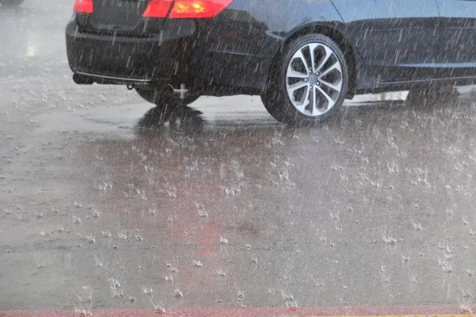 Aquaplaning bajo la lluvia, cómo evitarlo y reaccionar
